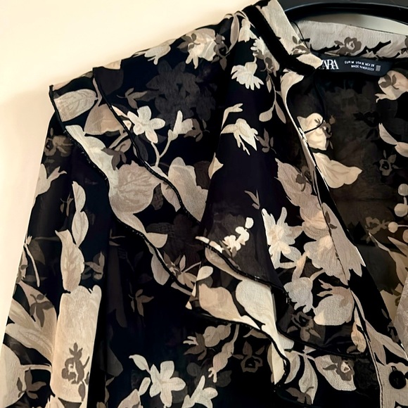 NWOT.  Zara floral blouse.  Lightweight, feminine and sheer. - Picture 5 of 10